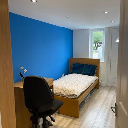 One Bedroom In Spacious Bungalow, Free Parking & Private Entrance 에든버러 외부 사진