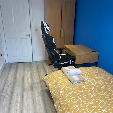 One Bedroom In Spacious Bungalow, Free Parking & Private Entrance 에든버러 외부 사진