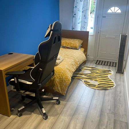 One Bedroom In Spacious Bungalow, Free Parking & Private Entrance 에든버러 외부 사진