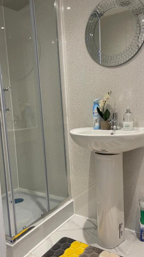 One Bedroom In Spacious Bungalow, Free Parking & Private Entrance 에든버러 외부 사진