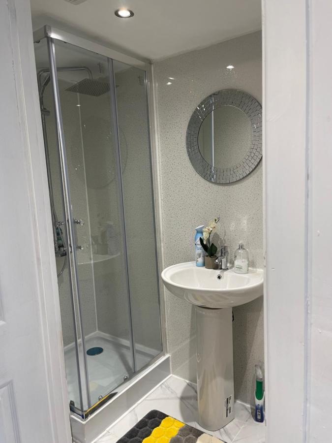 One Bedroom In Spacious Bungalow, Free Parking & Private Entrance 에든버러 외부 사진