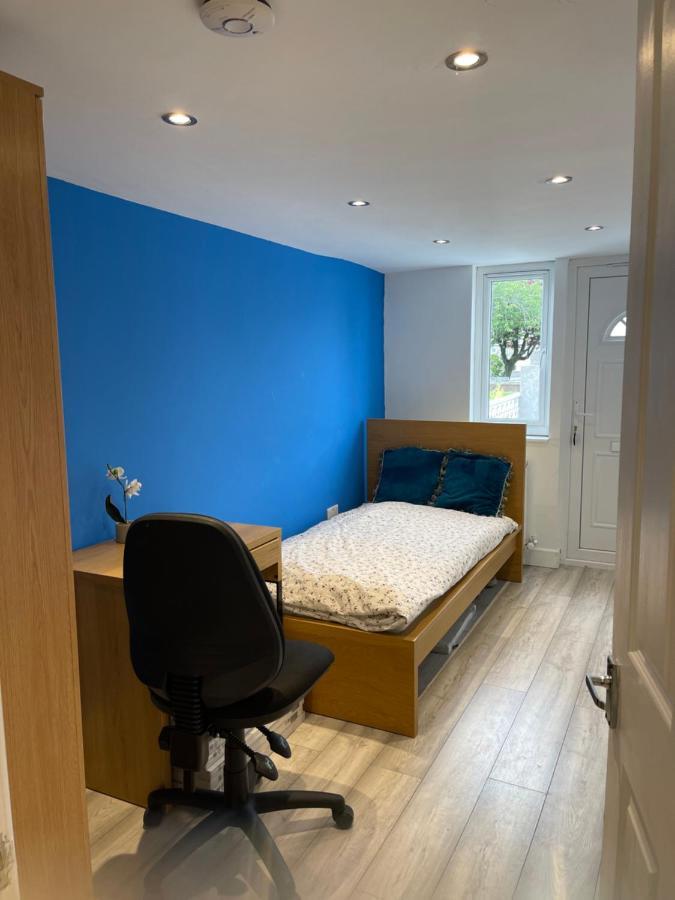 One Bedroom In Spacious Bungalow, Free Parking & Private Entrance 에든버러 외부 사진