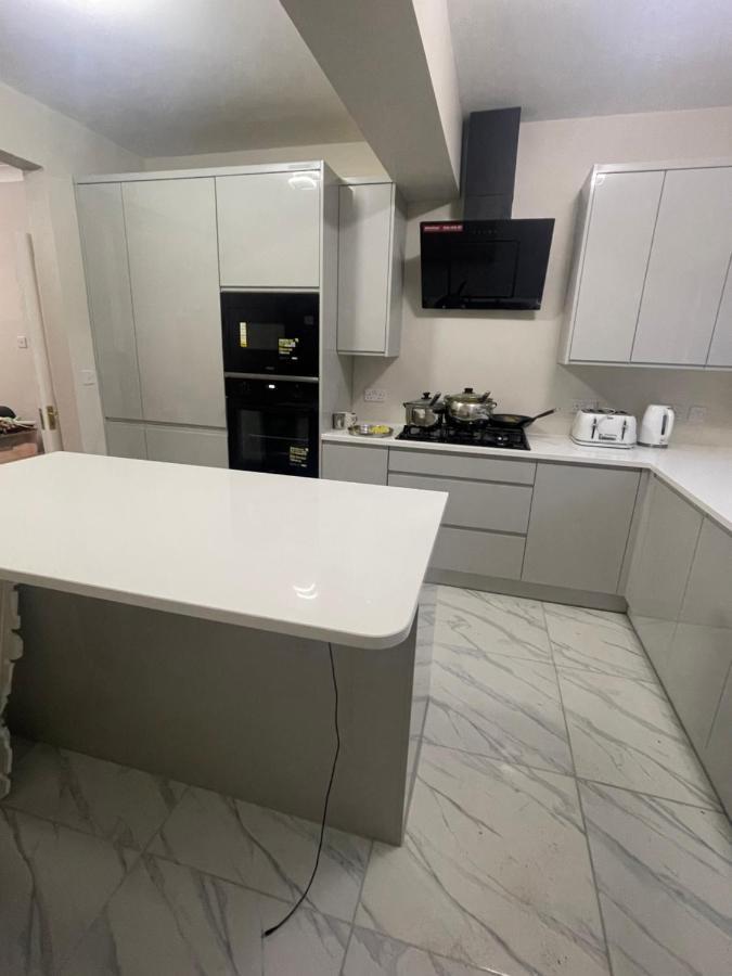 One Bedroom In Spacious Bungalow, Free Parking & Private Entrance 에든버러 외부 사진
