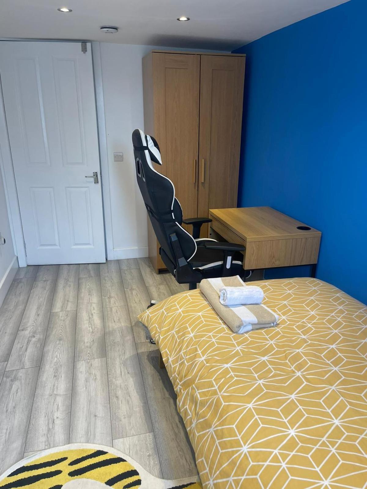One Bedroom In Spacious Bungalow, Free Parking & Private Entrance 에든버러 외부 사진