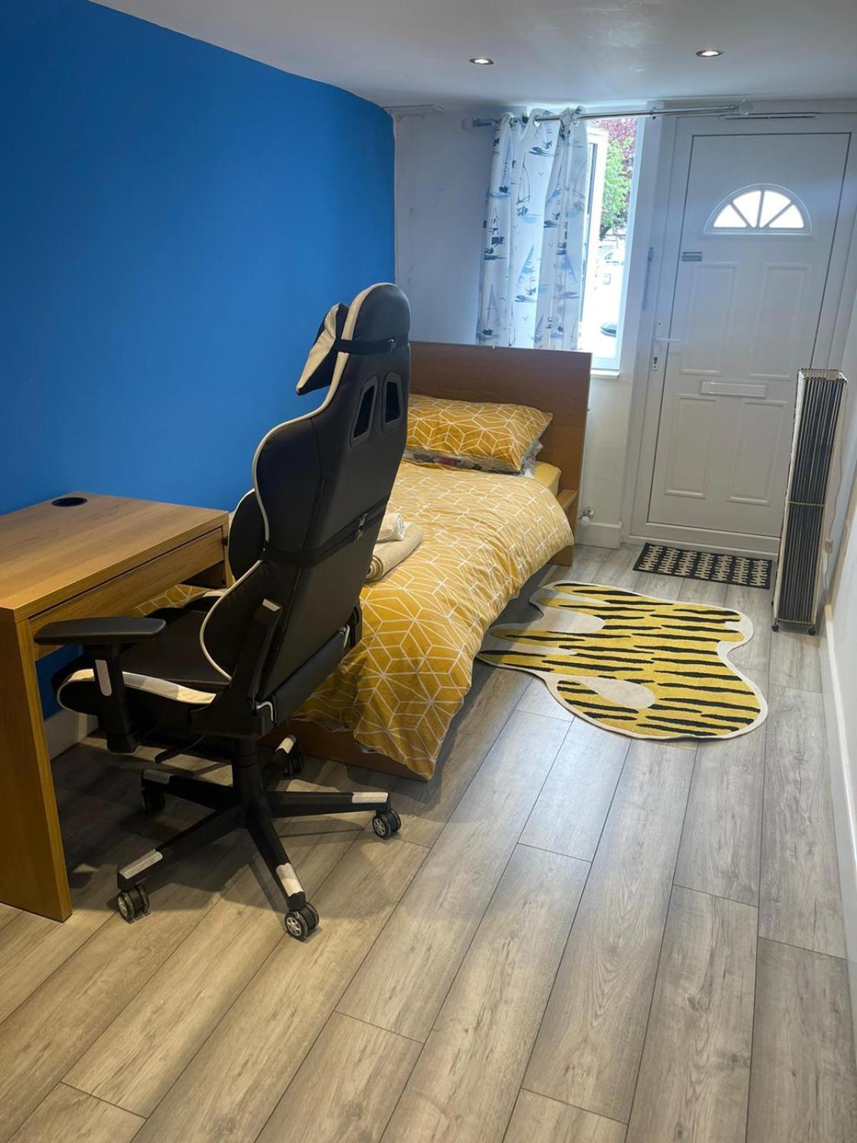 One Bedroom In Spacious Bungalow, Free Parking & Private Entrance 에든버러 외부 사진